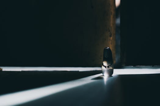 在一个黑暗的房间里，一座孤独的雕像沐浴在变幻的光线中，投下戏剧性的阴影