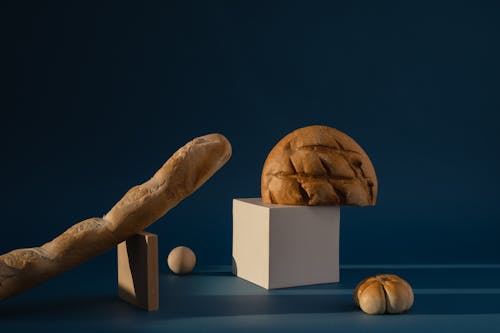 Photos gratuites de aliments, arrière-plan bleu, baguette