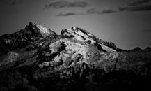 华盛顿州阿什福德白雪皑皑的山脉呈现出黑白分明的景色，营造出戏剧性的风景