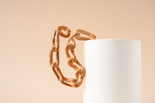 Creative arrangement of a bread chain over a cylinder, showcasing minimalist food photography.