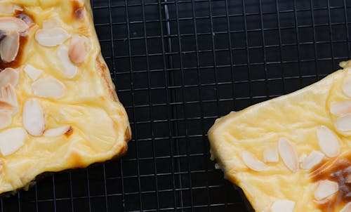 Fındıklı Ve Kırmızı Reçelli İki Ekmek Tost
