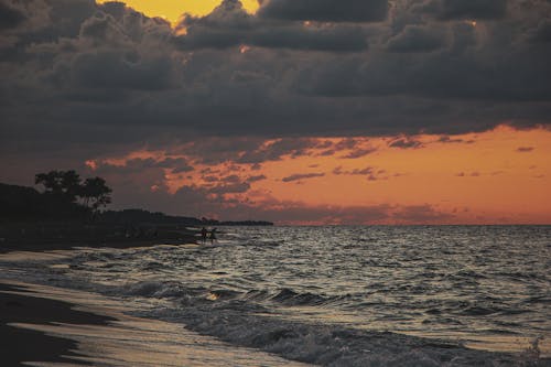 Fotobanka s bezplatnými fotkami na tému moody neba, more, pláž