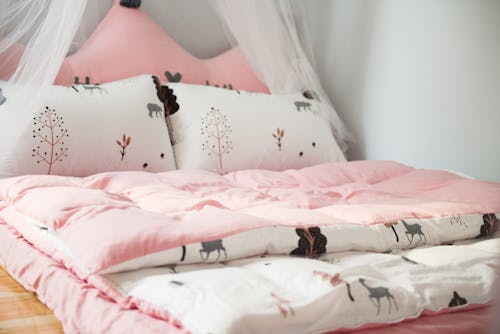 무료 인쇄 된 침대 시트 사진 스톡 사진
