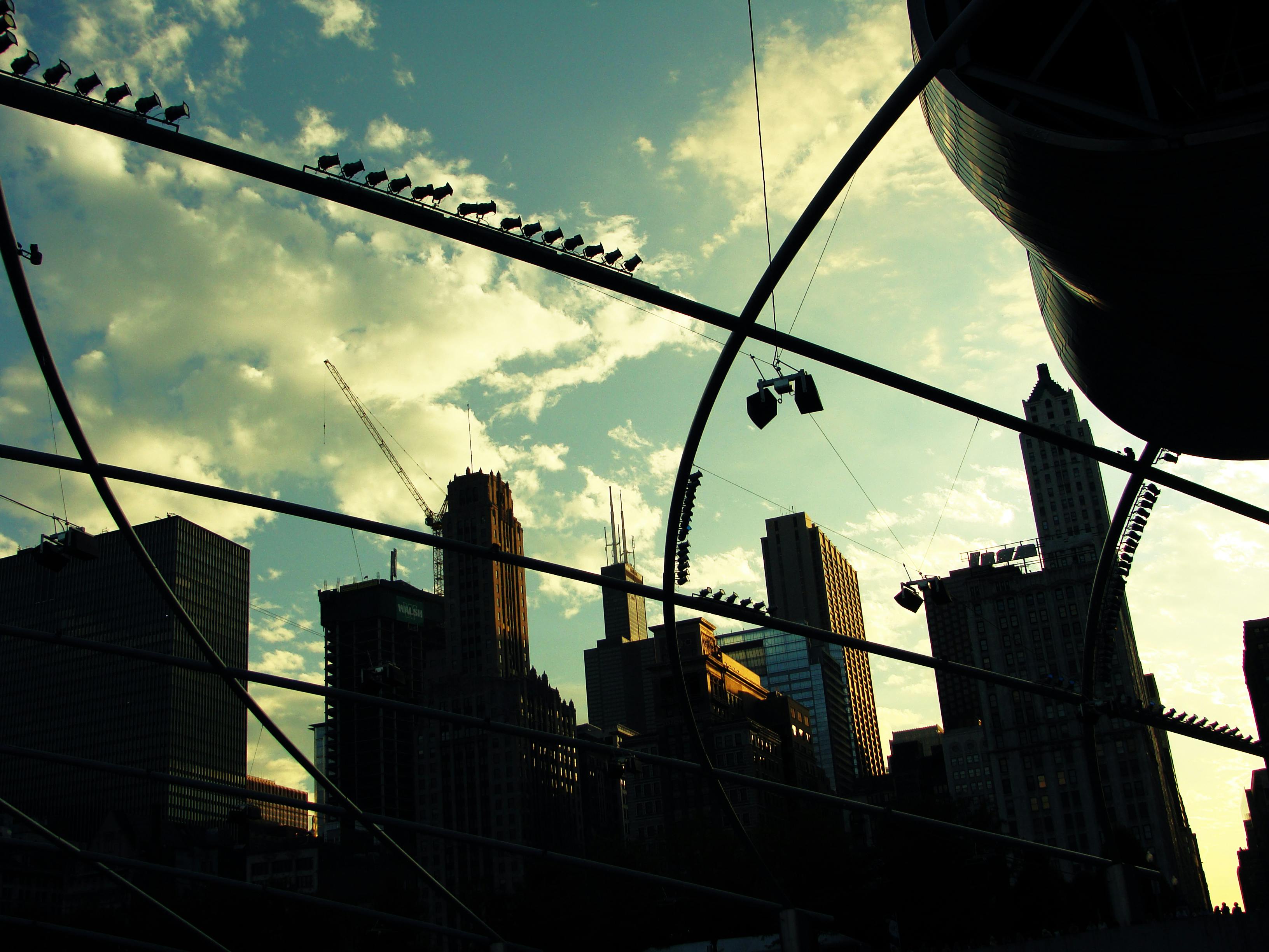 现代建筑与生动的日落天空相映衬，勾勒出戏剧性的城市景观轮廓