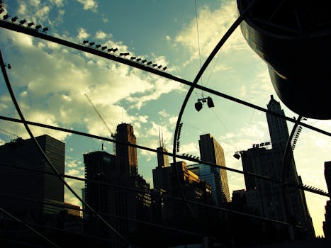 现代建筑与生动的日落天空相映衬，勾勒出戏剧性的城市景观轮廓