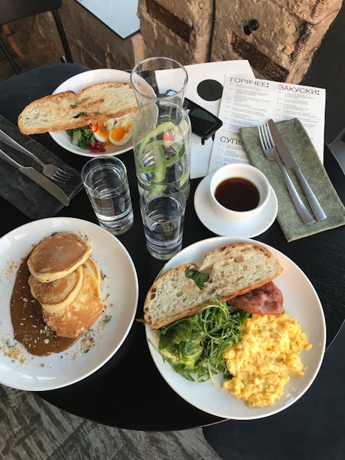 Photos gratuites de copos de água, délicieux, flatlay de petit déjeuner