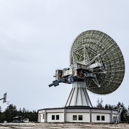 Foto profissional grátis de alerta, antena, astronomia
