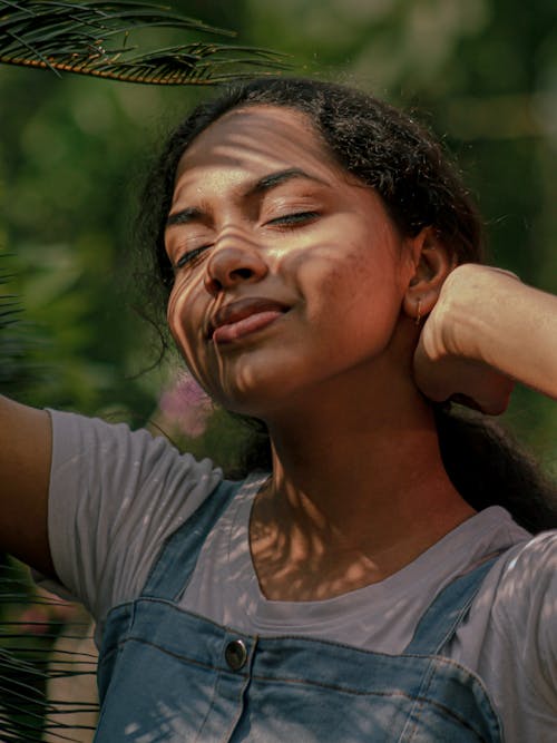 Foto stok gratis di luar rumah, kaum wanita, mão no pescoço