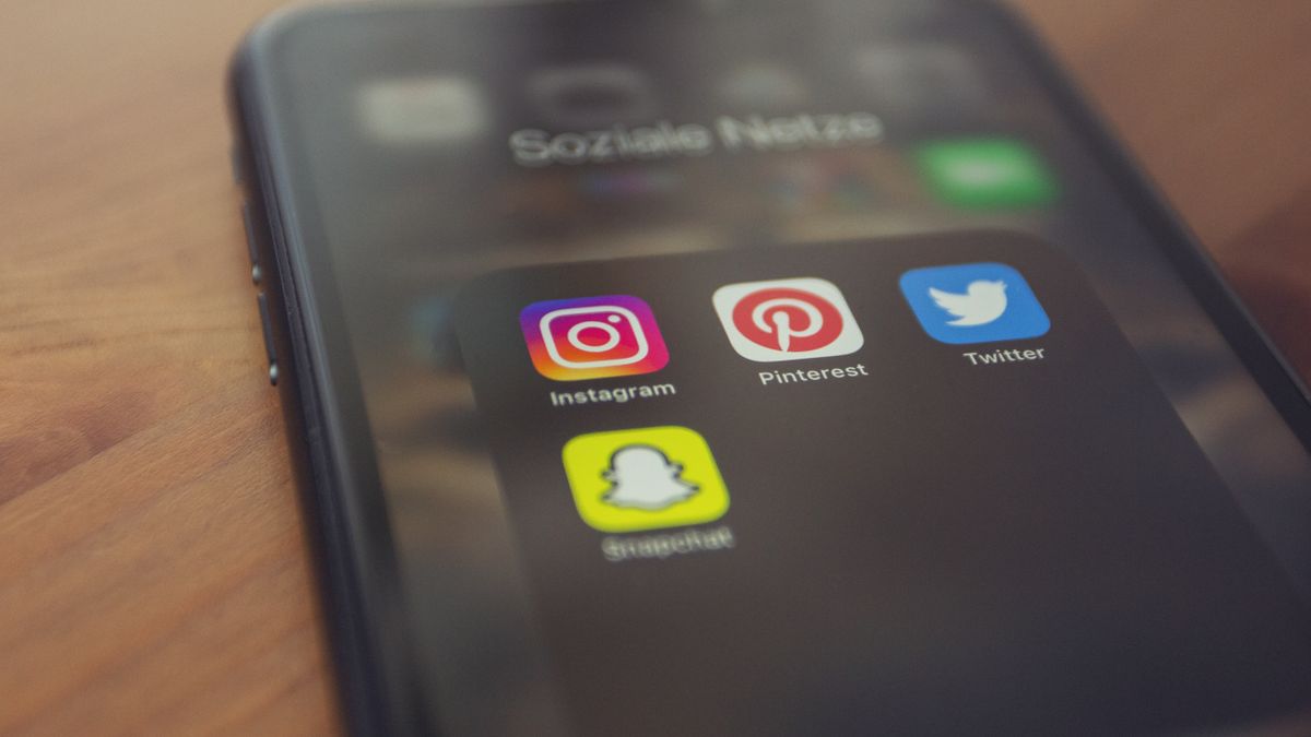 スマートフォンでSNSを見る様子(イメージ)