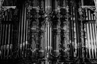 一张复古黑白照片中，错综复杂的哥特式管风琴管被捕捉下来