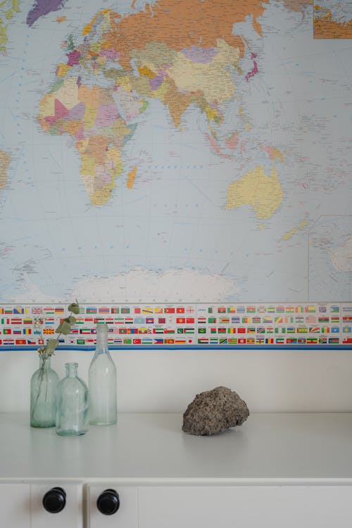cam şişeler, Dünya haritası, duvar içeren Ücretsiz stok fotoğraf