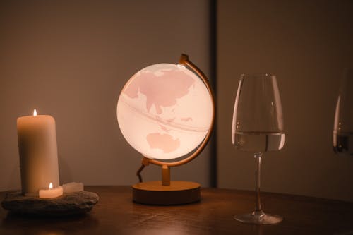 Безкоштовне стокове фото на тему «винний бокал, глобус, настільні лампи»