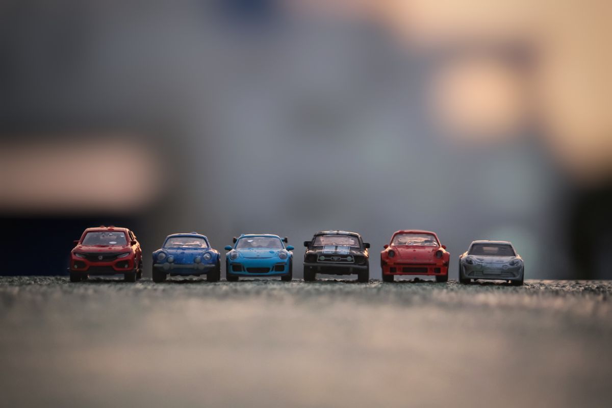 Fileira de carrinhos de corrida
