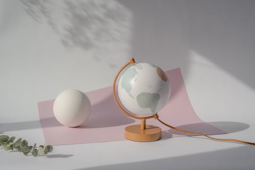 Foto d'estoc gratuïta de esferes, globus terraqüi, llum de taula