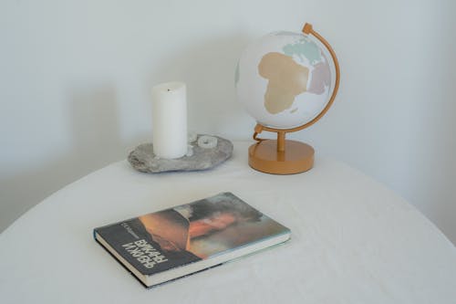 Бесплатное стоковое фото с глобус, книга, настольная лампа