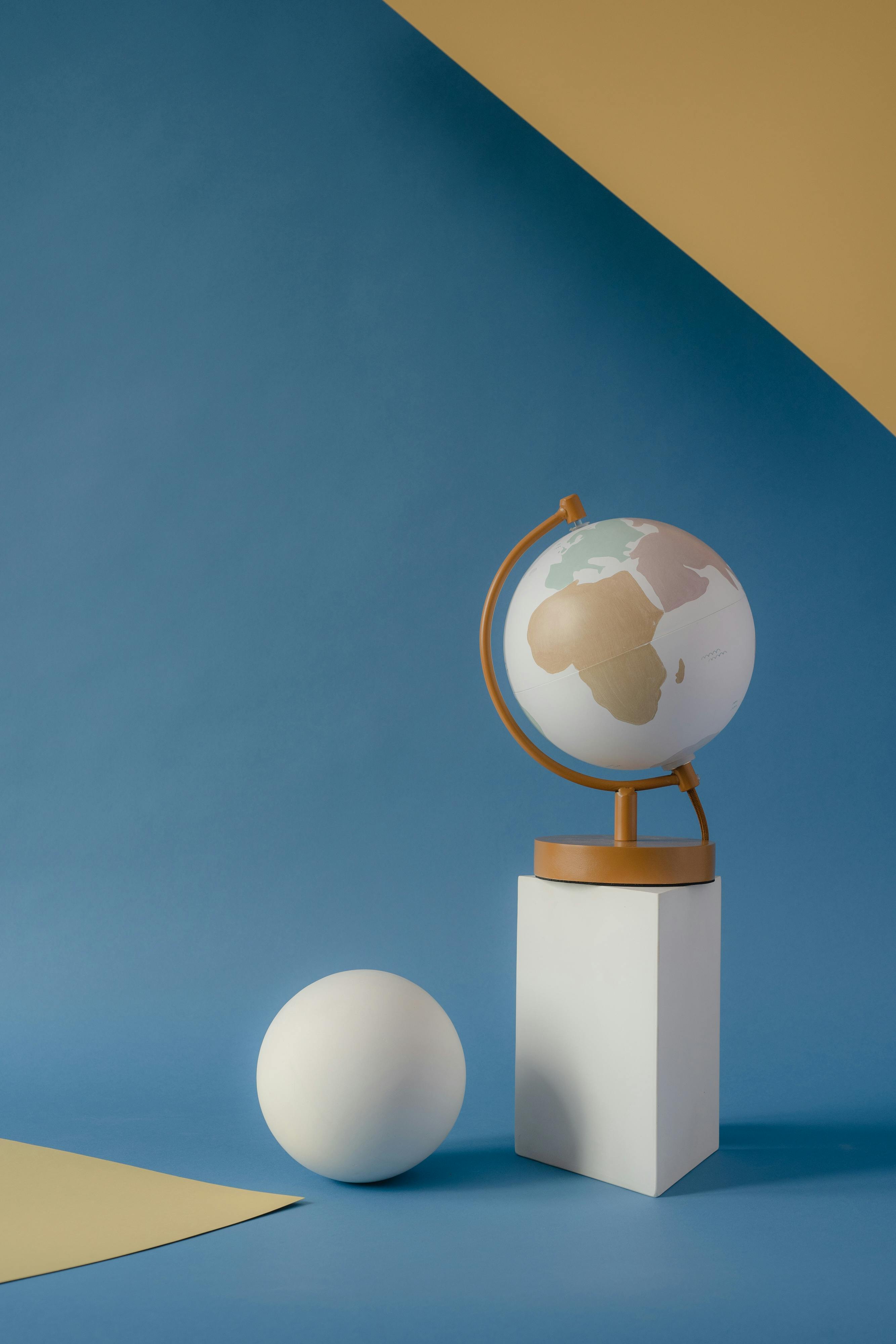 Zadarmo Okrúhle Postavy Na Modrom Pozadí So žltým Papierom Fotka z fotobanky