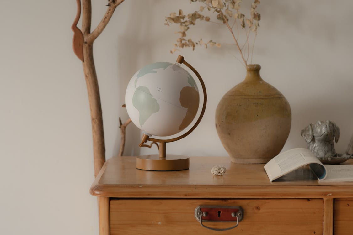Безкоштовне стокове фото на тему «ваза, глобус, дерев'яний шафа»
