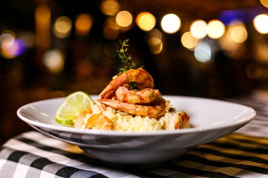 Saumon grillé avec salsa d'avocat et riz brun