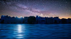 在乌代布尔市的湖面上，夜间倒映着令人惊叹的银河景象