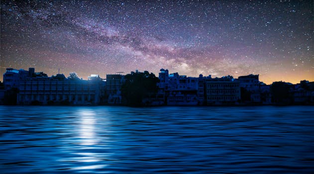 夜晚，乌代布尔市的湖面上倒映着令人惊叹的银河