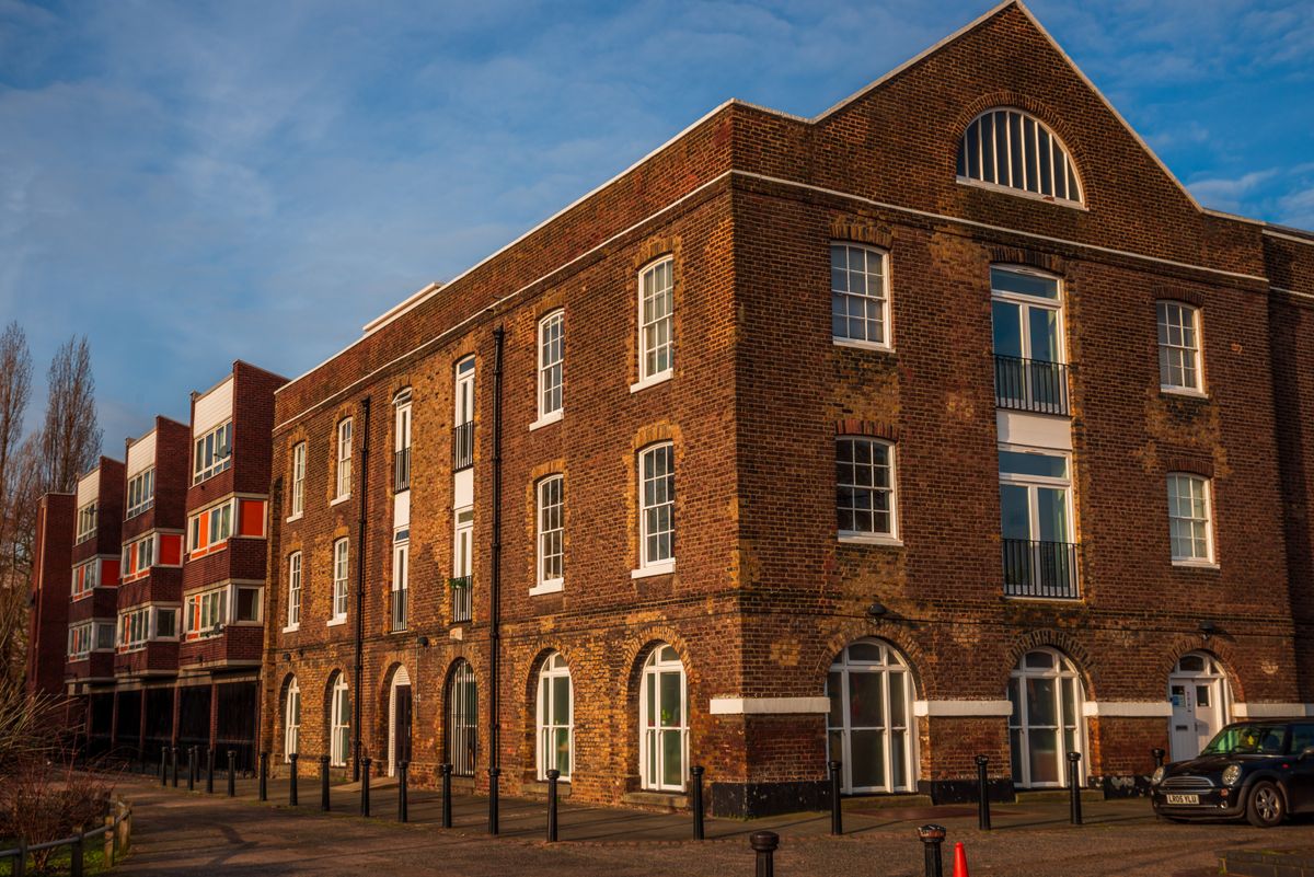 student moves in Carshalton — Loaded properly: blankets, straps and a plan in Carshalton