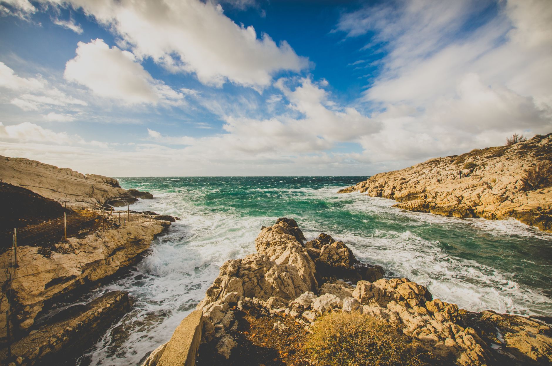 Le littoral rocheux de Marseille, à proximité de la plage des Catalans.