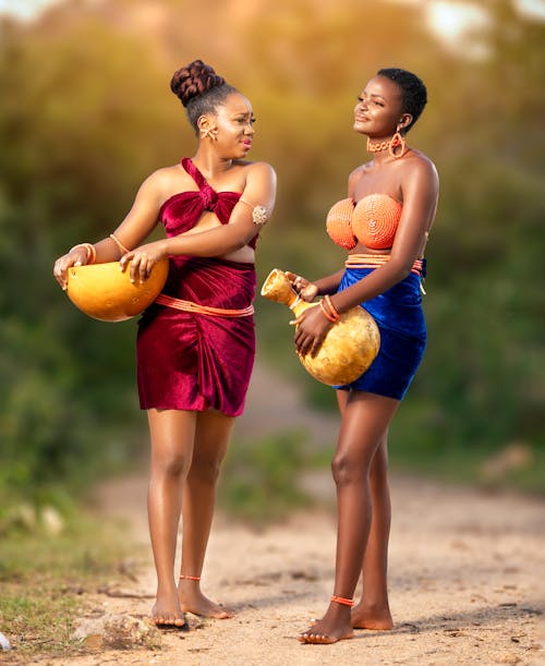 Бесплатное стоковое фото с африканские женщины, вертикальный выстрел, вместе