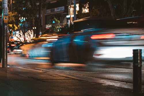 Time Lapse Fotografie Van Een Zilveren Auto Die Op De Weg Wordt Gepasseerd