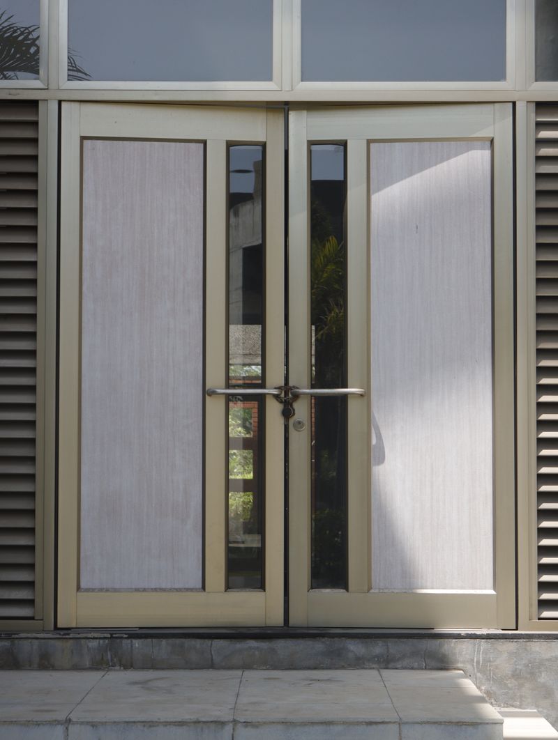 Portas duplas contemporâneas em vidro e metal