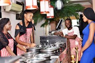 餐厅工作人员与顾客在室内友好互动