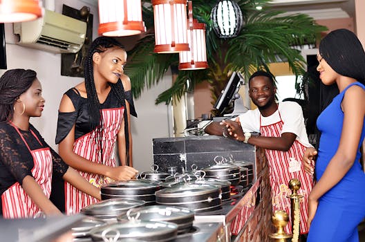 餐厅工作人员与顾客在室内友好互动