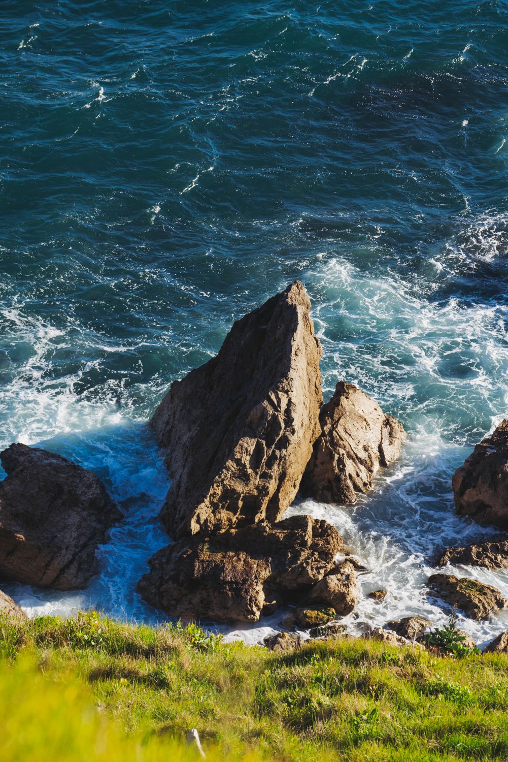 See With Rocks View of Rocks in a Sea · Free Stock Photo