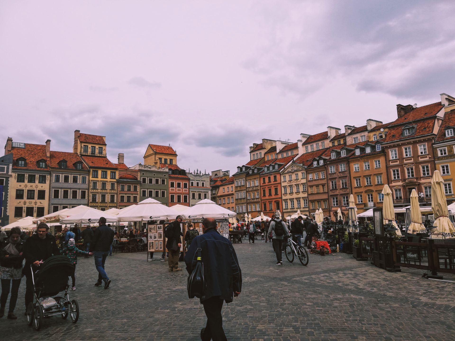 Vista amplia de la plaza del casco antiguo de Varsovia, nublada
