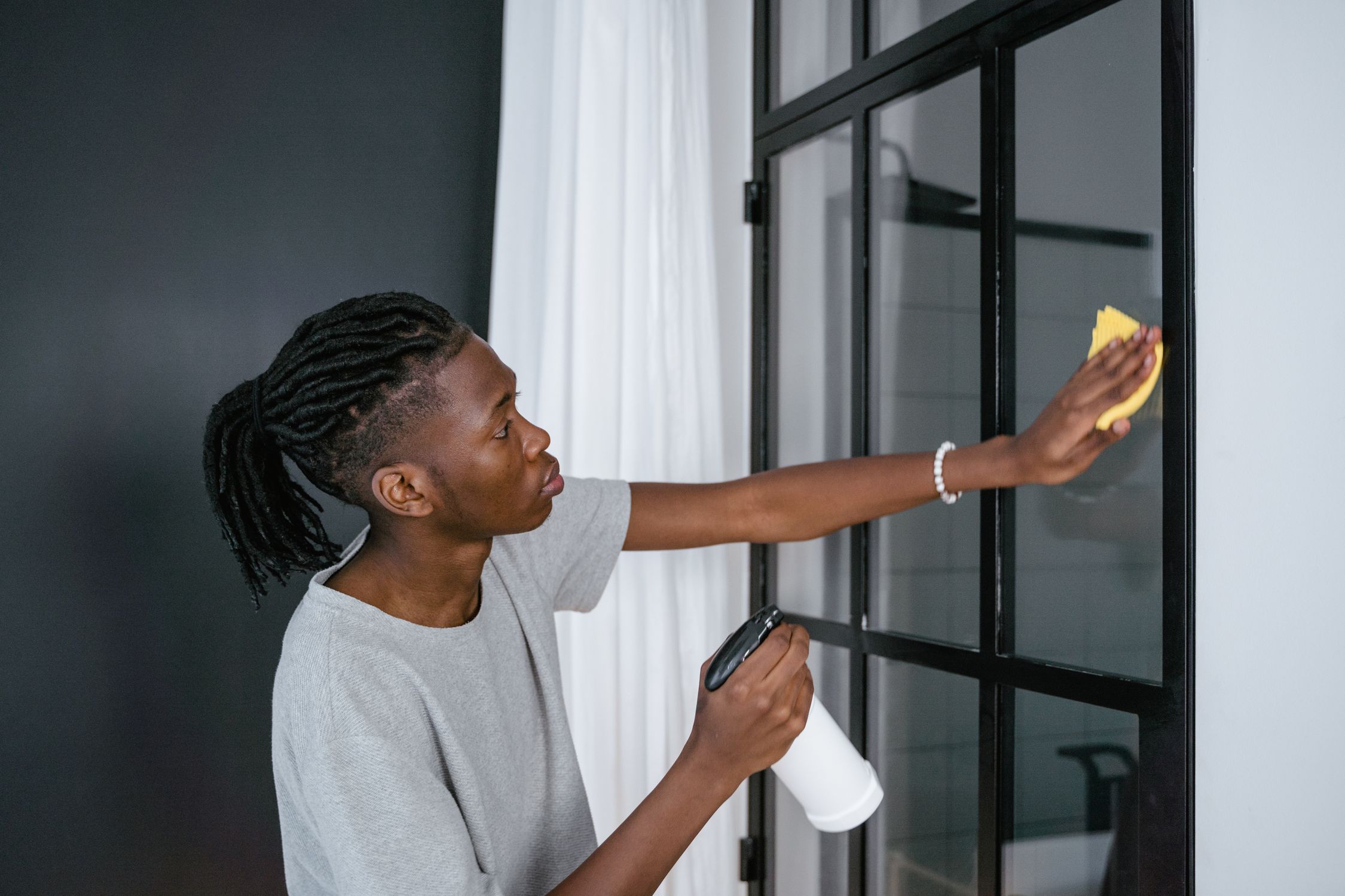Professional window cleaning on a house