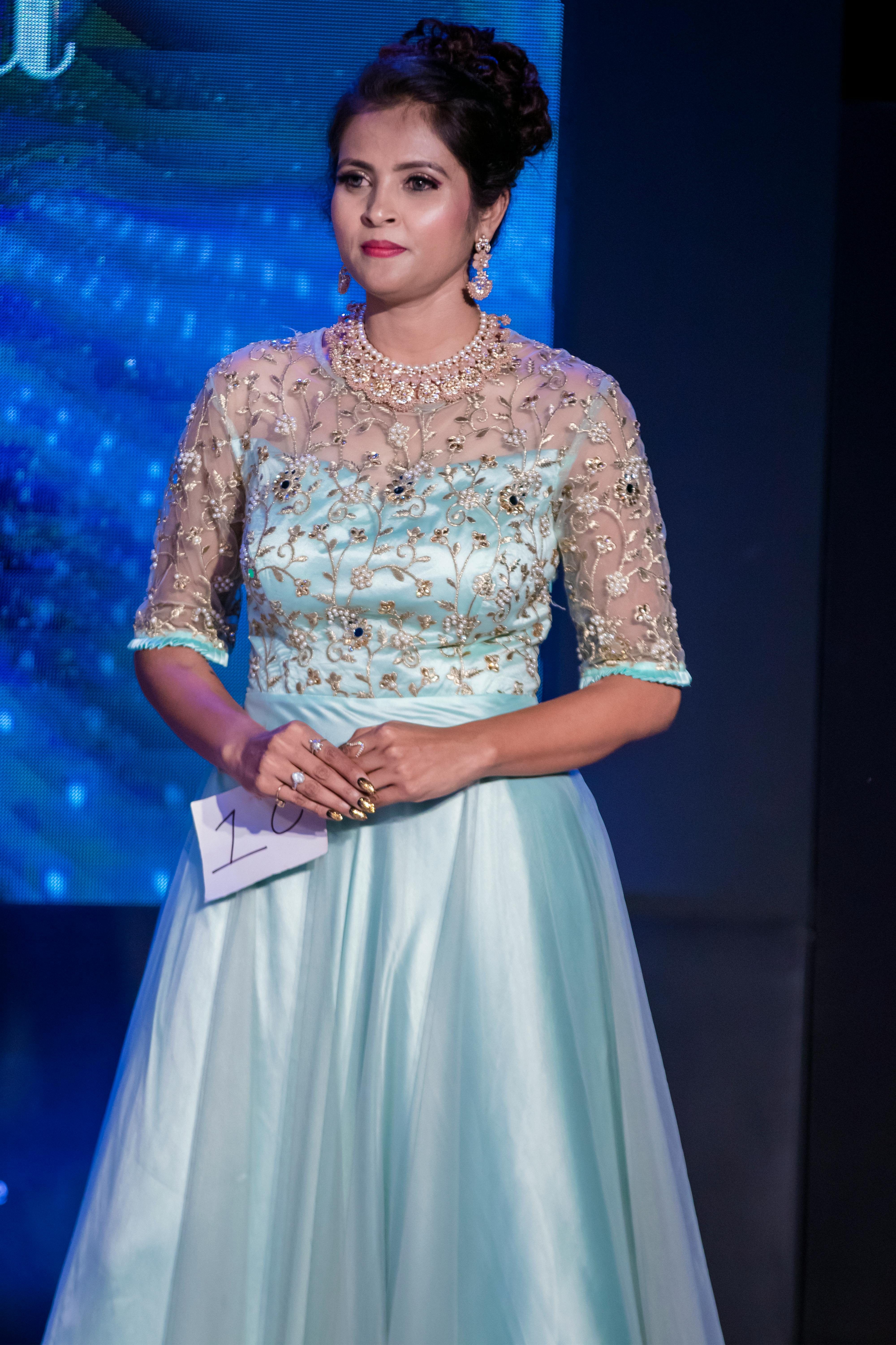 正しい姿勢で立つ女性の全身像