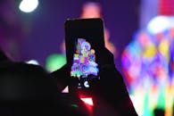 在加尔各答一场充满活力的庆祝活动中，智能手机捕捉到了色彩缤纷的节日展示