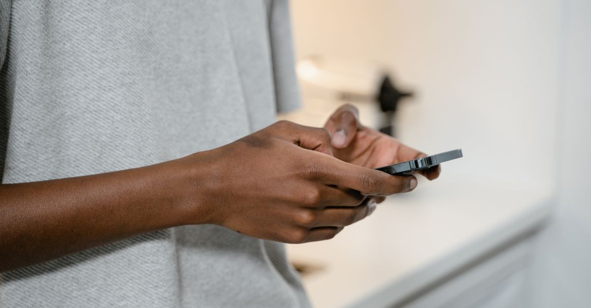 Persona comprobando si su móvil libre es compatible con una eSIM antes de viajar