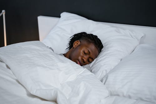 Fotos de stock gratuitas de afroamericano, cama, descansando