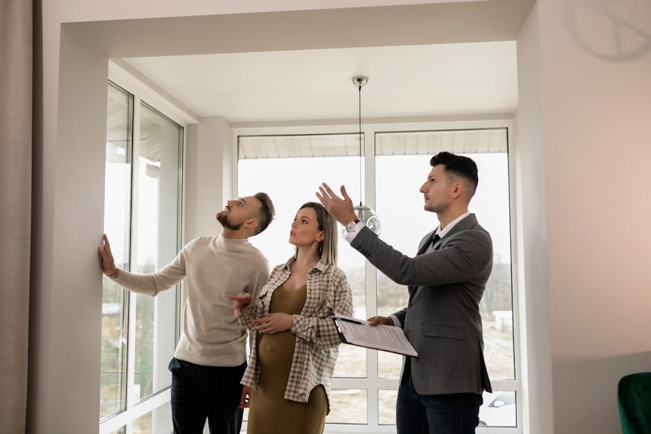 Mitä tehdä, jos epäilen sisäilman vaikutusta omassa kodissa tai työpaikalla? Mitä tehdä, jos epäilen sisäilman vaikutusta omassa kodissa tai työpaikalla? - A young couple inspects a modern apartment wit