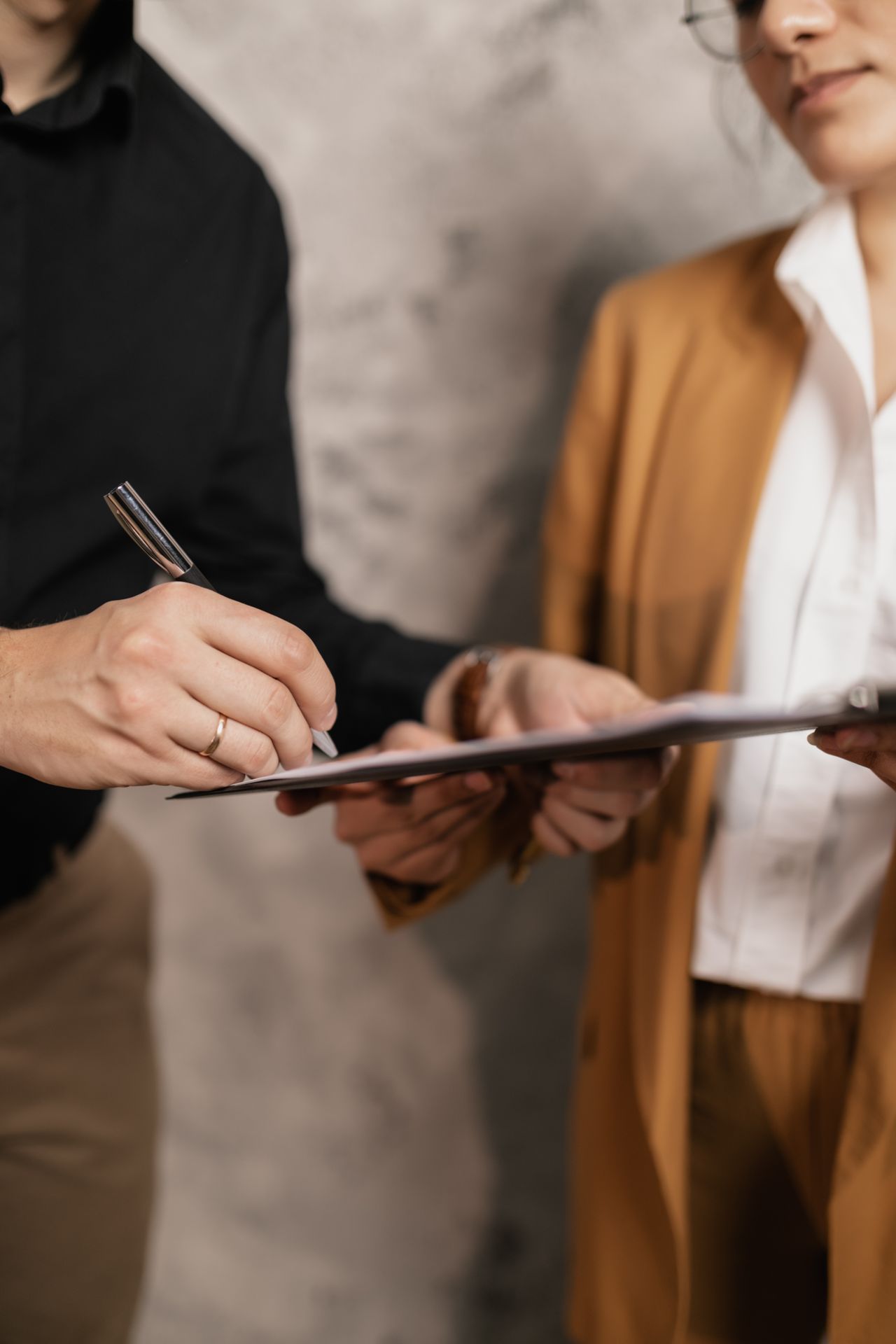 Foto ilustrativa: Dois profissionais formalizando documentos empresariais
