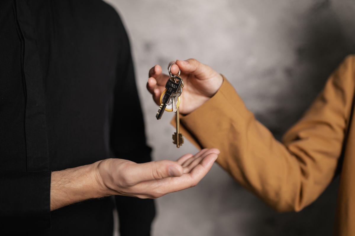 Propriétaire préparant la lettre de congé pour vente adressée à son locataire