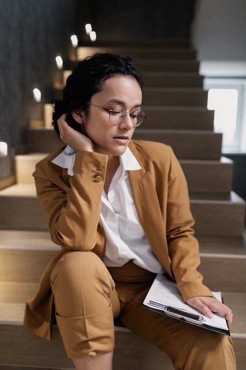 Gratis stockfoto met clipboard, mevrouw, model staan