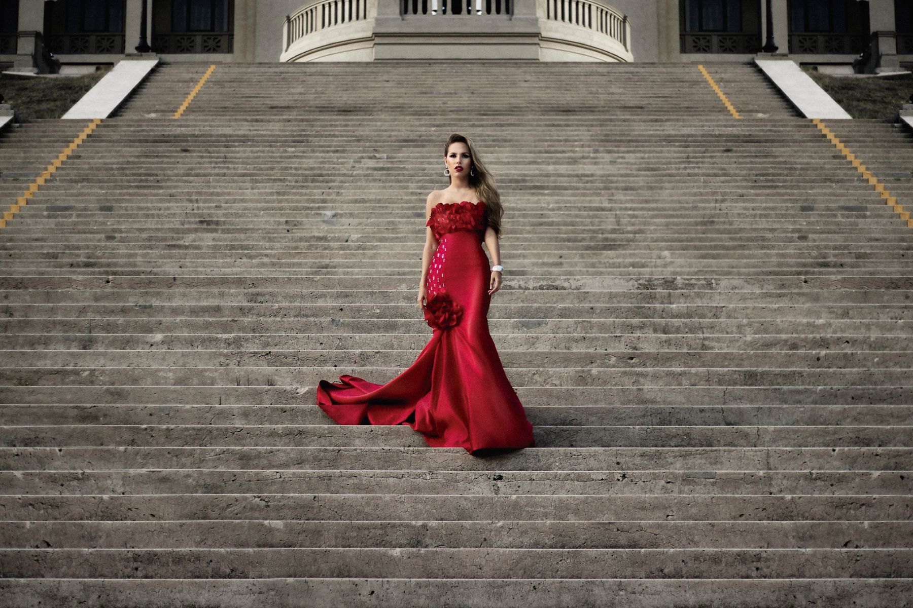 Mulher glamourosa em vestido de festa premium