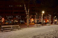 圣保罗市白雪皑皑的城市公园，夜晚被节日灯光照亮