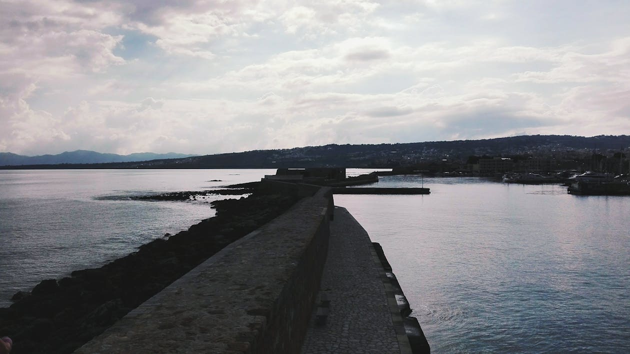 Specchio D'acqua Vicino Alla Diga