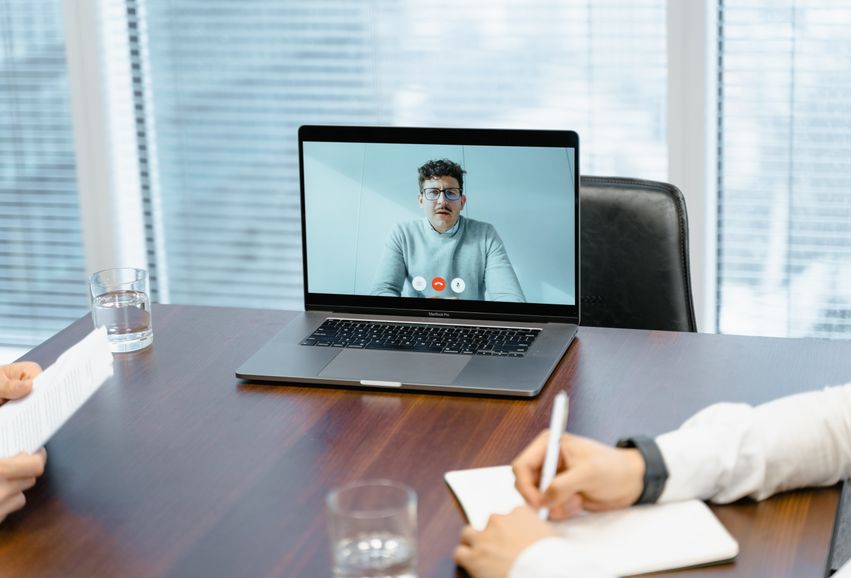 Online dating: starting a conversation on a niche platform