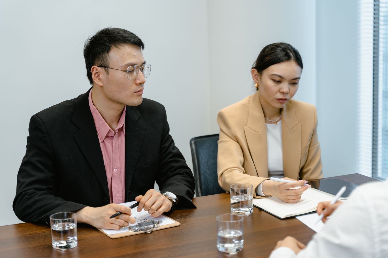 会議室で打ち合わせをするアジア系のチーム
