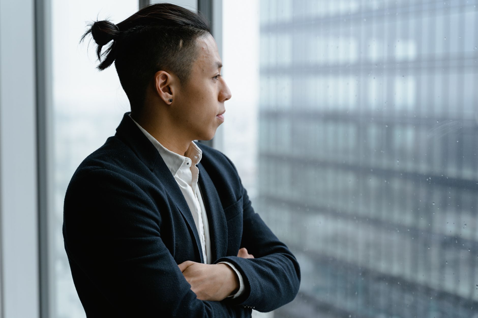 商務人士憑窗沉思的畫面,象徵做出天性之選的內省