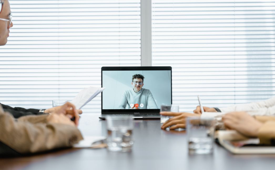 Online dating: starting a conversation on a niche platform