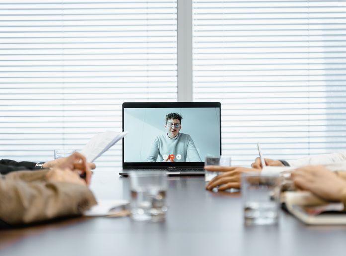 Online dating: starting a conversation on a niche platform
